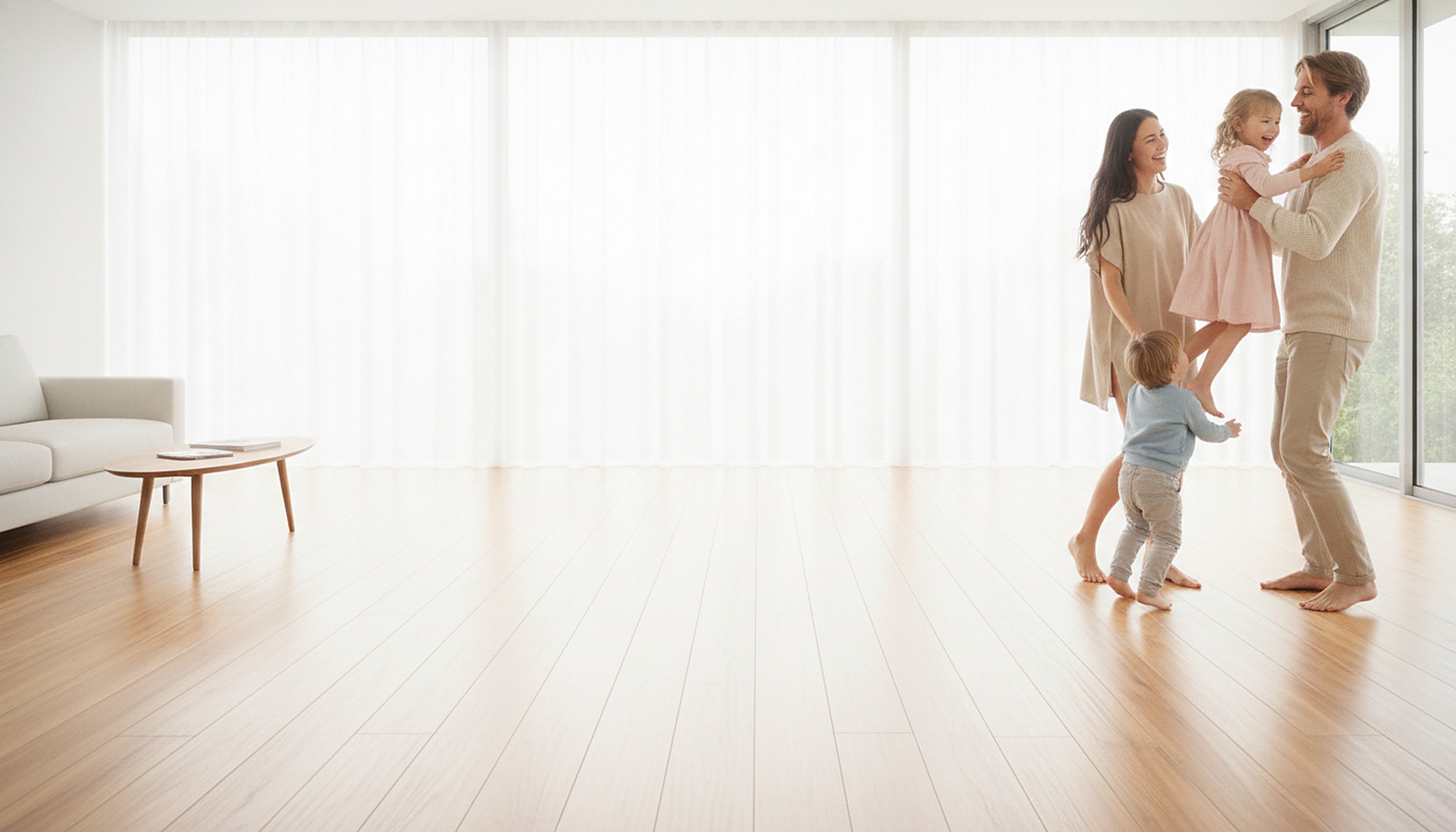 Familie genießt die behagliche Wärme im modernisierten Zuhause
